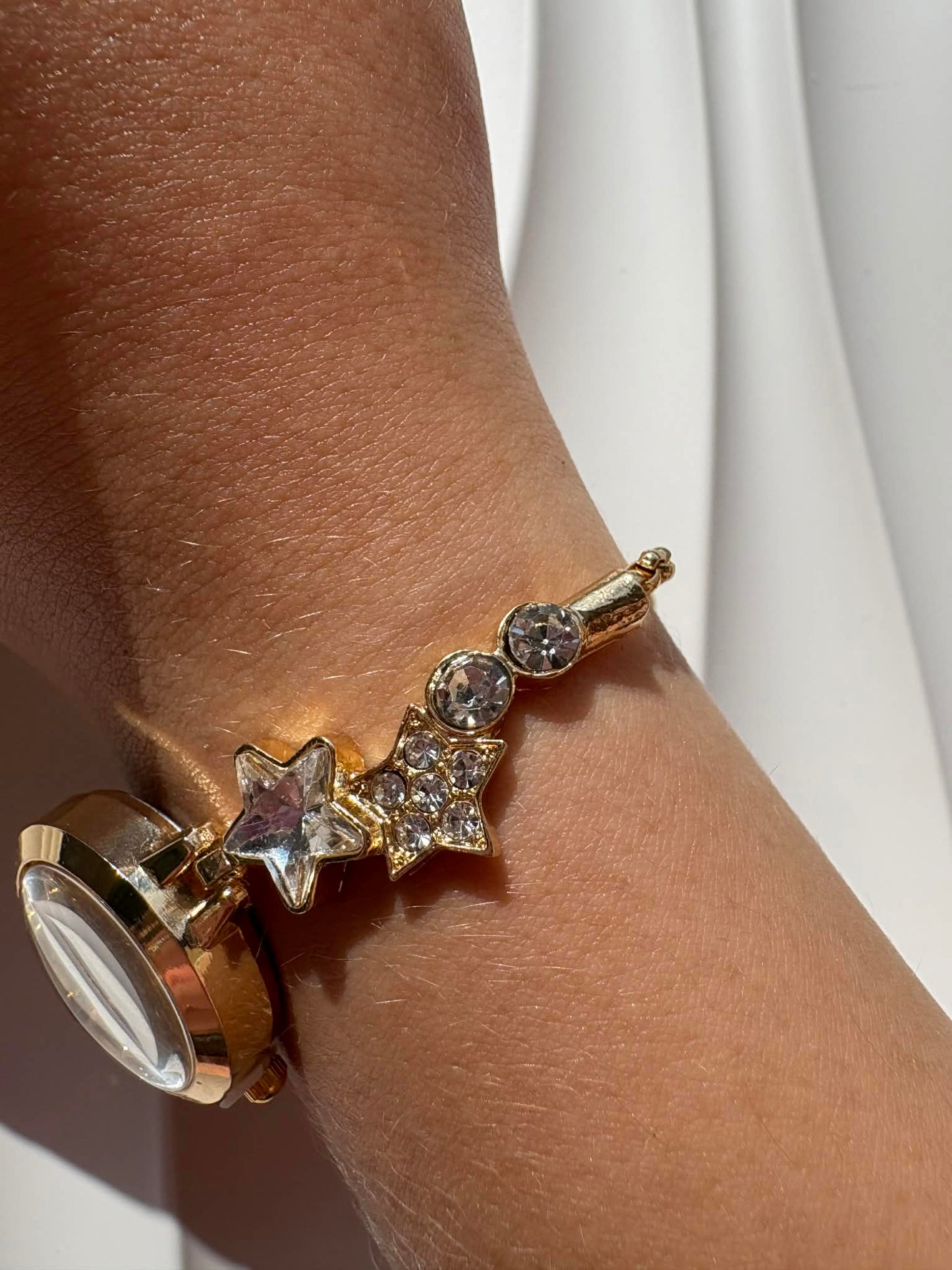Montre bracelet dorée étoiles