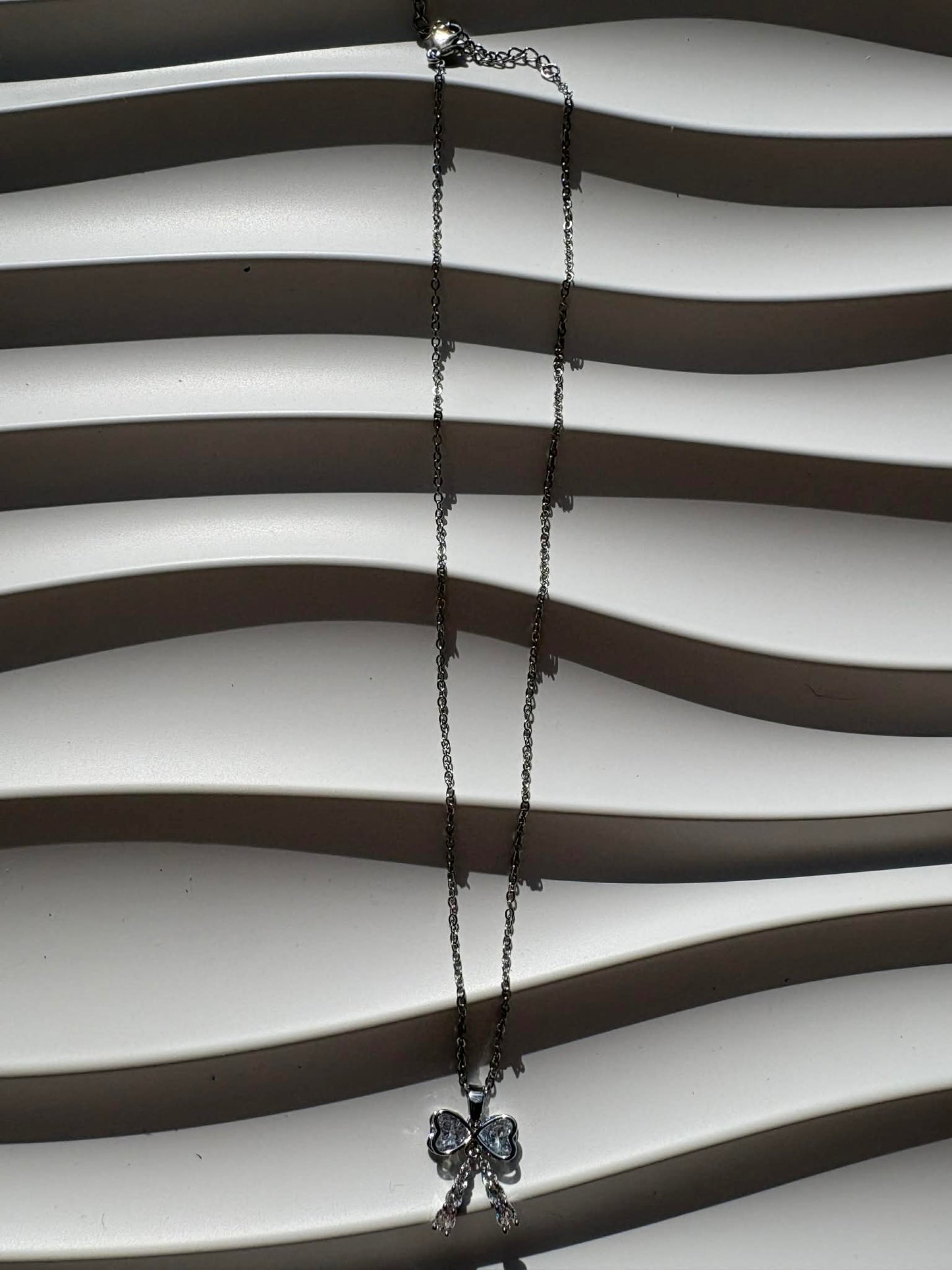 Collier nœud strass