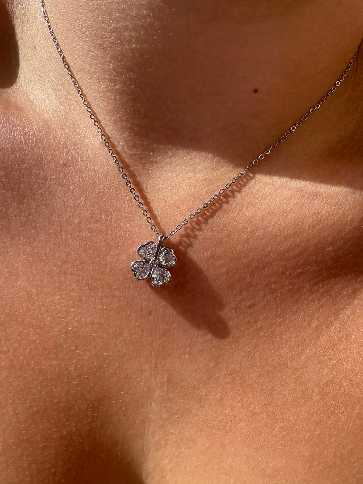 Collier trèfle strass