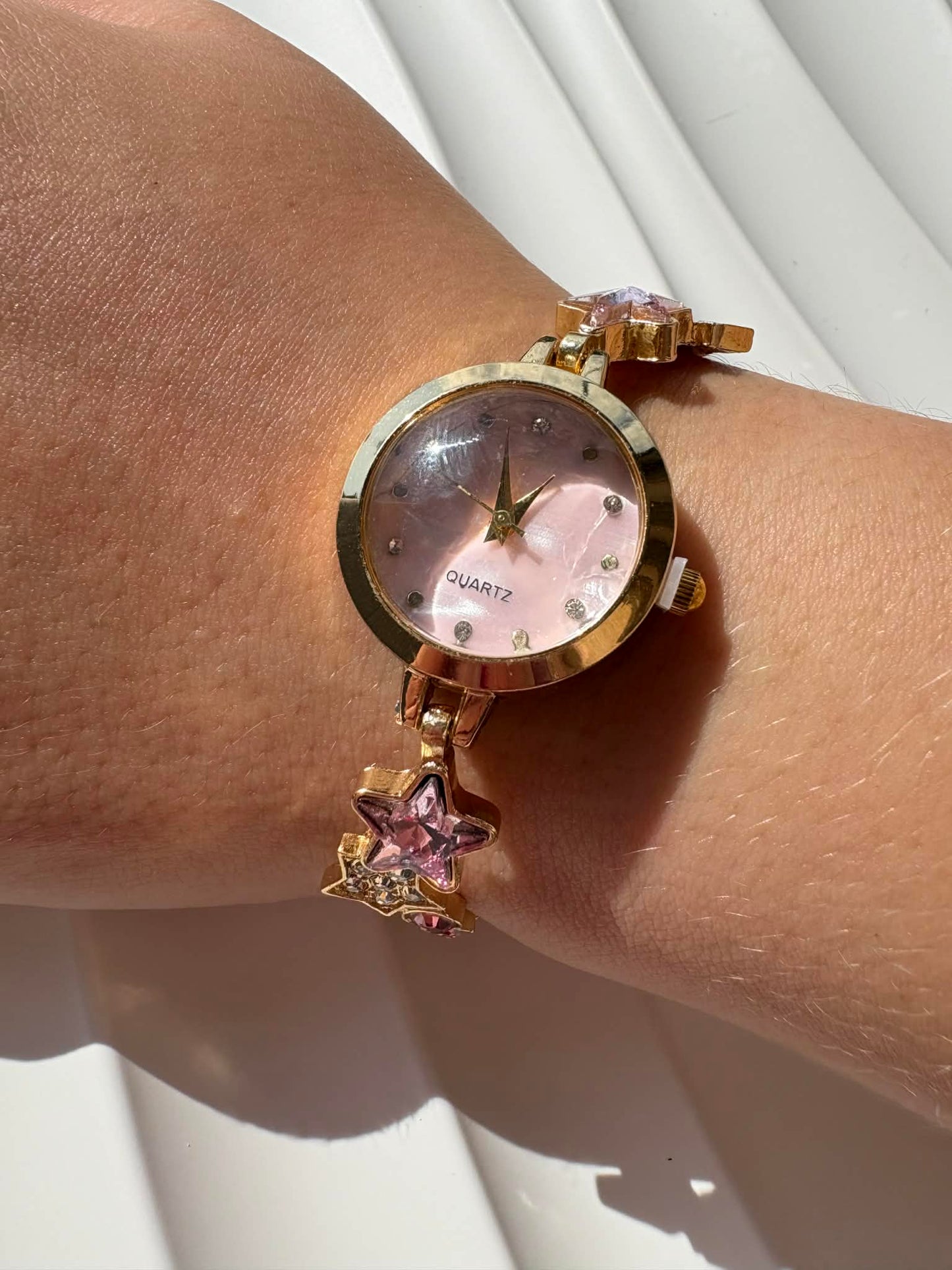 Montre bracelet dorée et rose étoiles