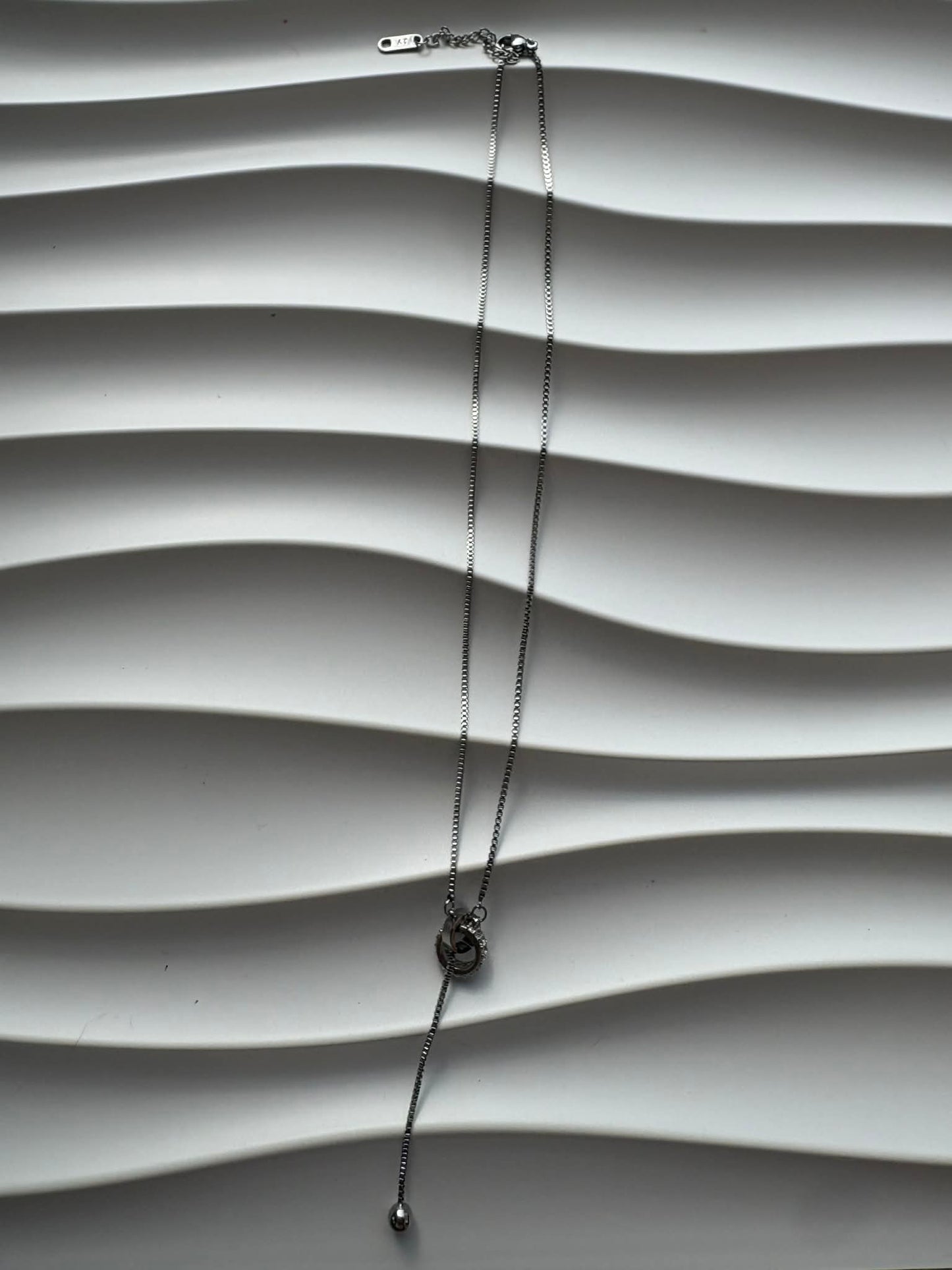 Collier pendentif anneaux entrelacés