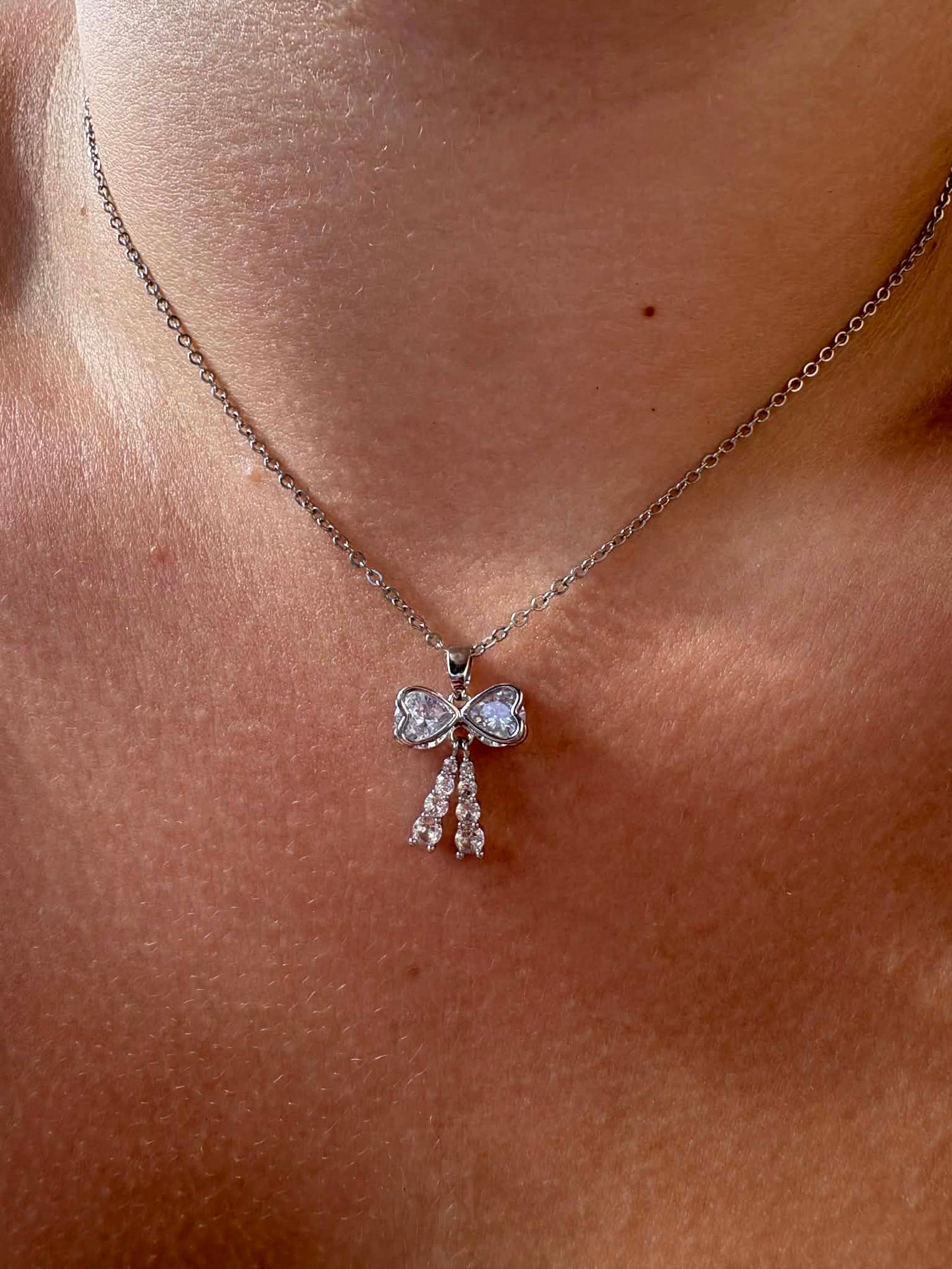 Collier nœud strass